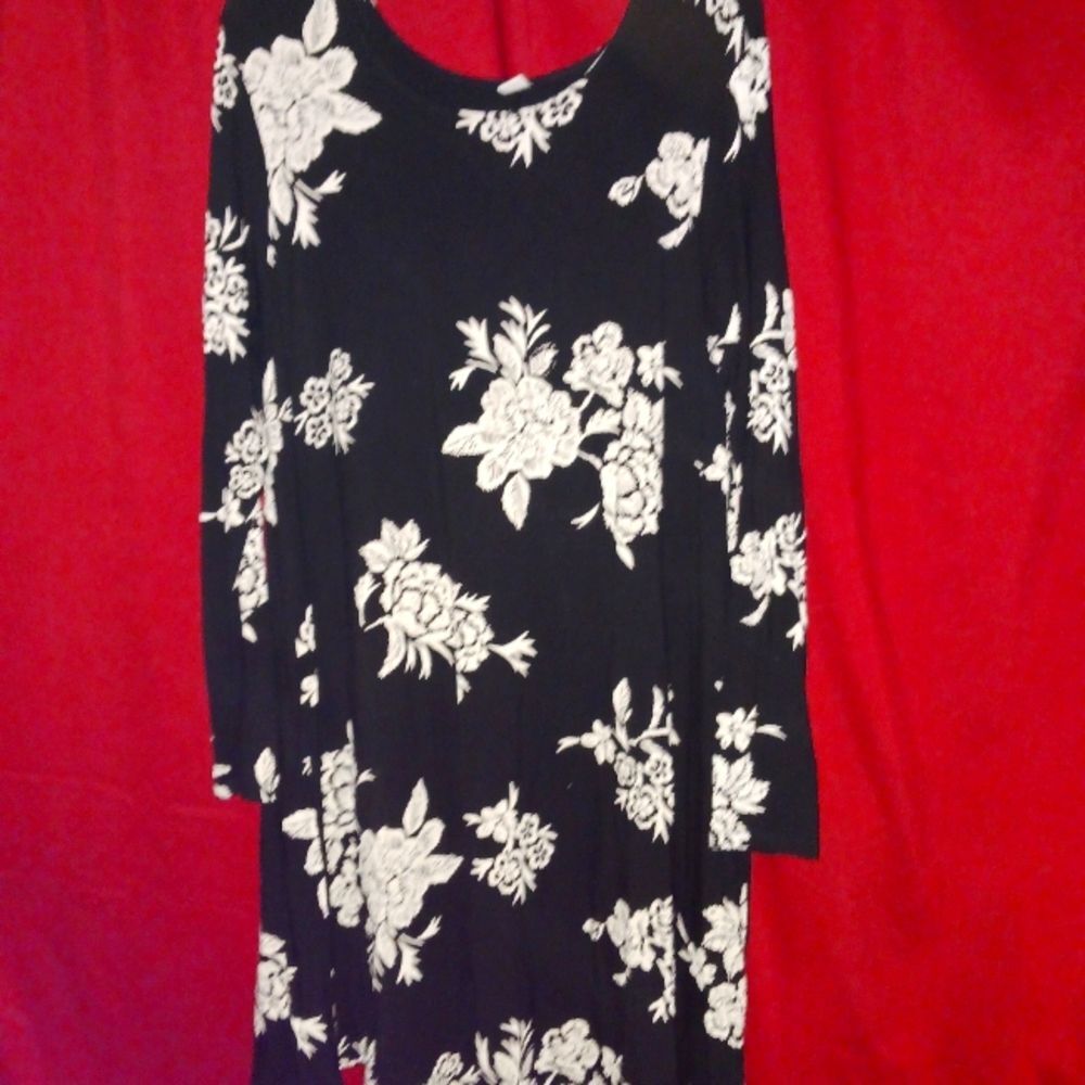 BOGO
Old Navy Black with white/cream floral design #1096